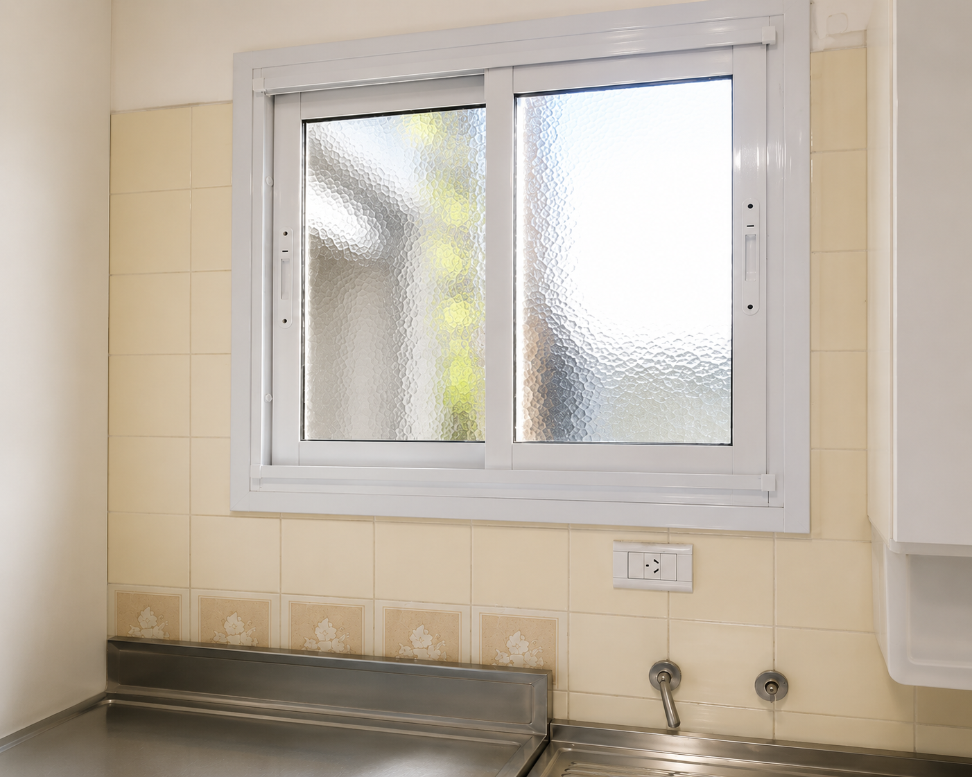 Ventana de aluminio proyectante instalada